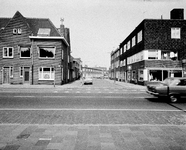 856766 Gezicht in de Hubert Duyfhuysstraat te Utrecht, vanaf de Amsterdamsestraatweg, met links het hoekhuis ...